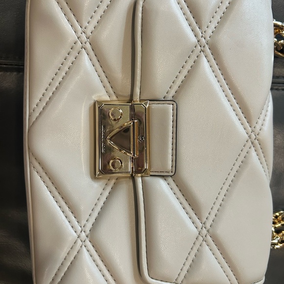 Michael Kors Cream Quilted Shoulder Bag with Gold Chain - Picture 3 of 4